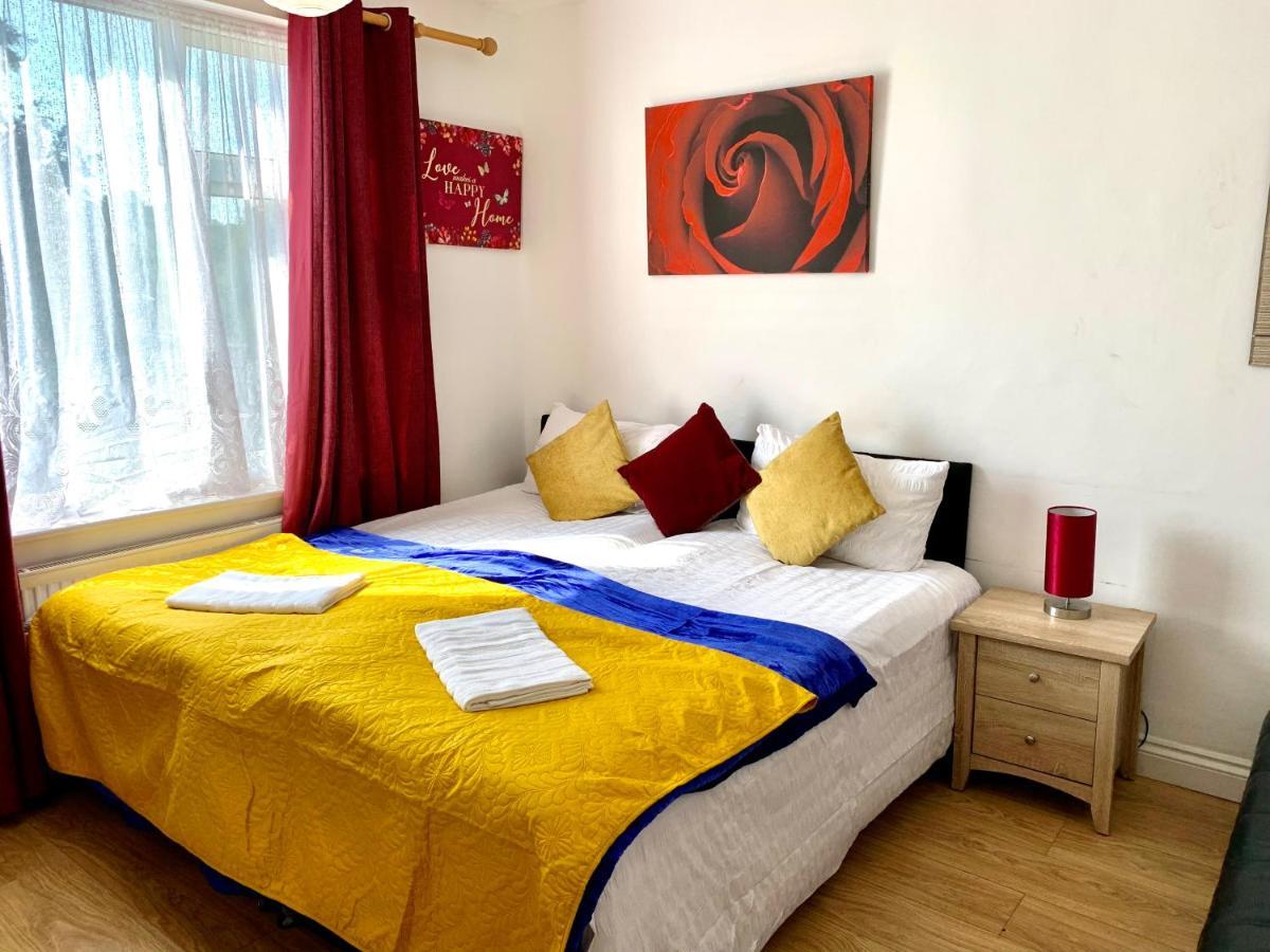 Studio Apartment, Private Bathroom And Parking 伊尔福德 外观 照片