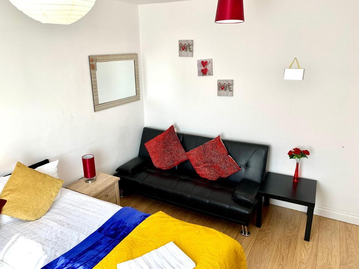 Studio Apartment, Private Bathroom And Parking 伊尔福德 外观 照片