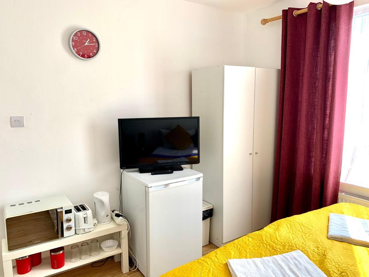 Studio Apartment, Private Bathroom And Parking 伊尔福德 外观 照片