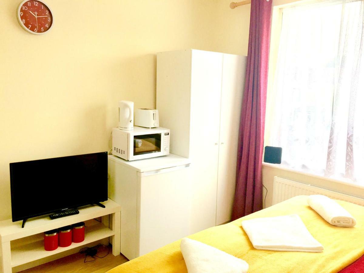 Studio Apartment, Private Bathroom And Parking 伊尔福德 外观 照片