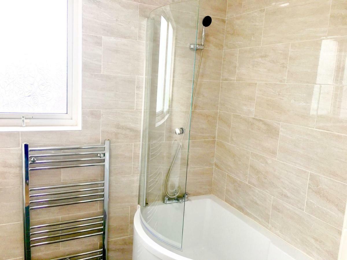 Studio Apartment, Private Bathroom And Parking 伊尔福德 外观 照片