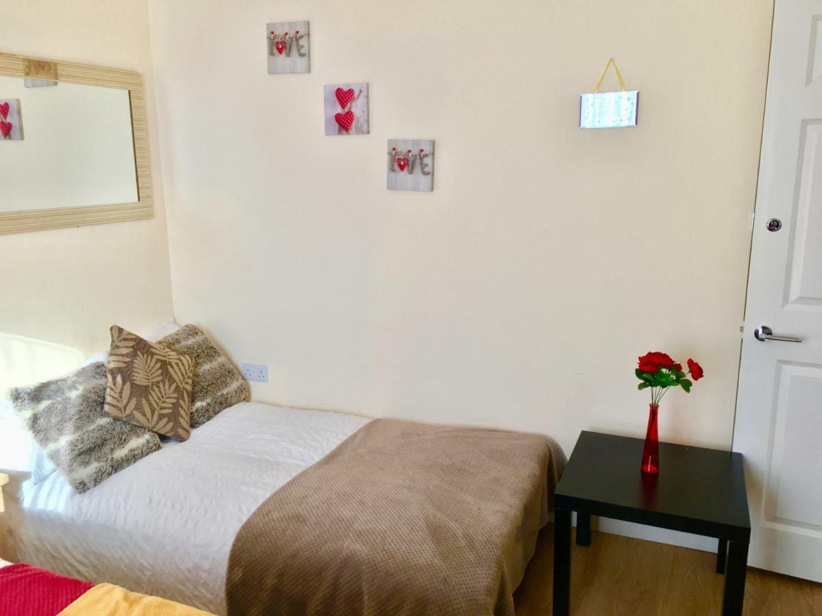 Studio Apartment, Private Bathroom And Parking 伊尔福德 外观 照片