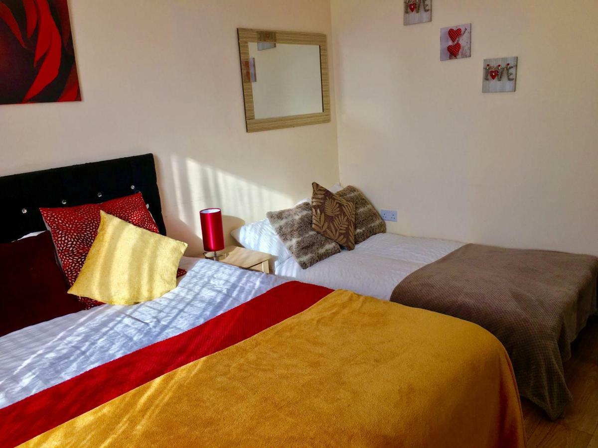 Studio Apartment, Private Bathroom And Parking 伊尔福德 外观 照片